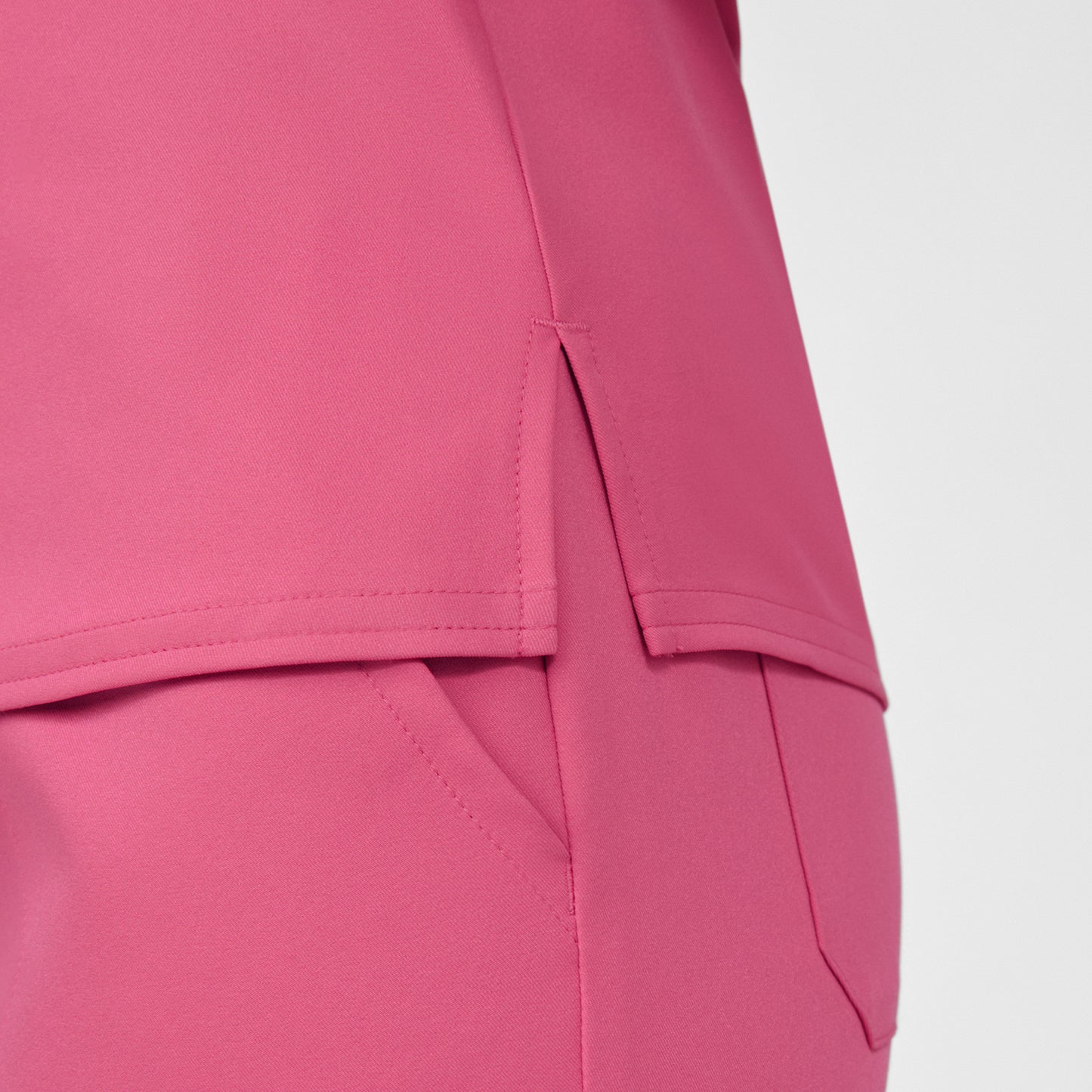 VIBE 2-Pocket V-Neck Top | Honeysuckle