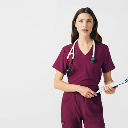 Forward 2-Pocket V-Neck Top  | Wine