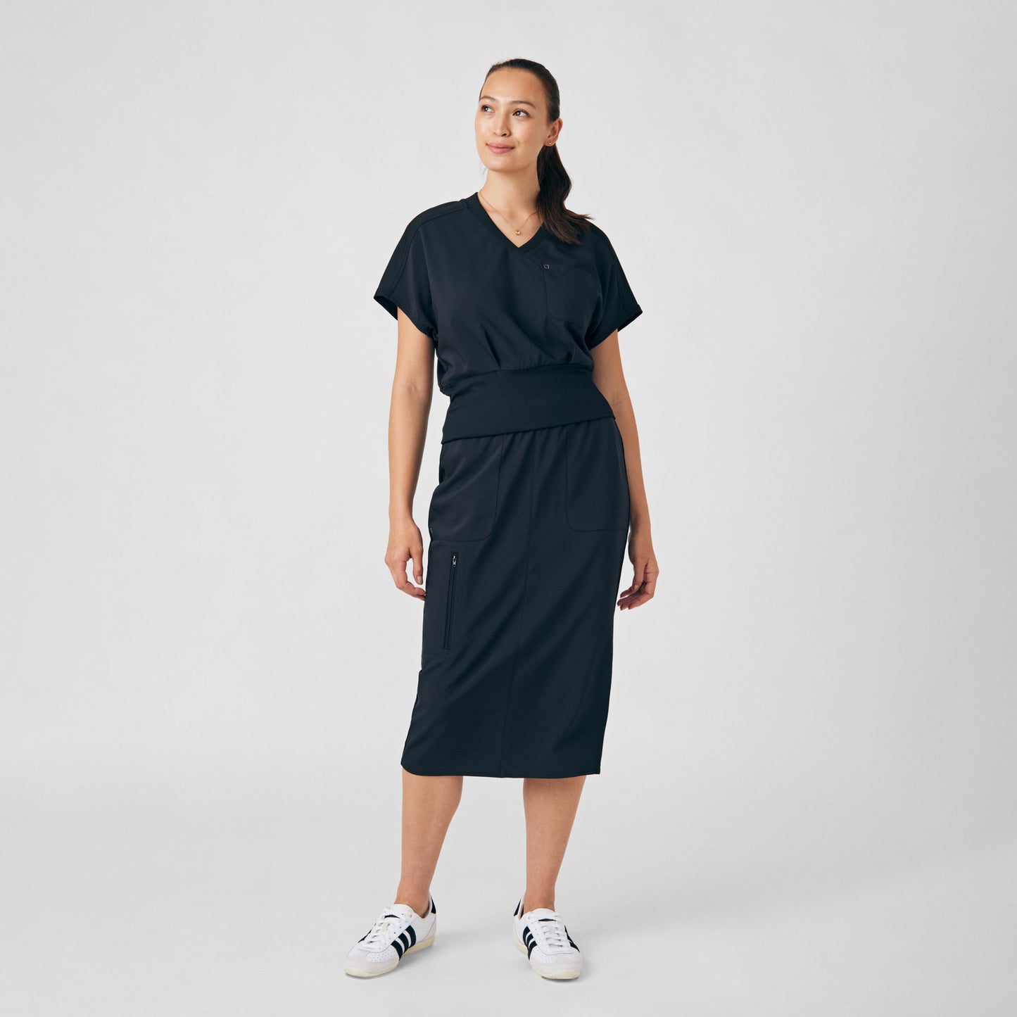 Forward 2-Pocket V-Neck Top  | Black