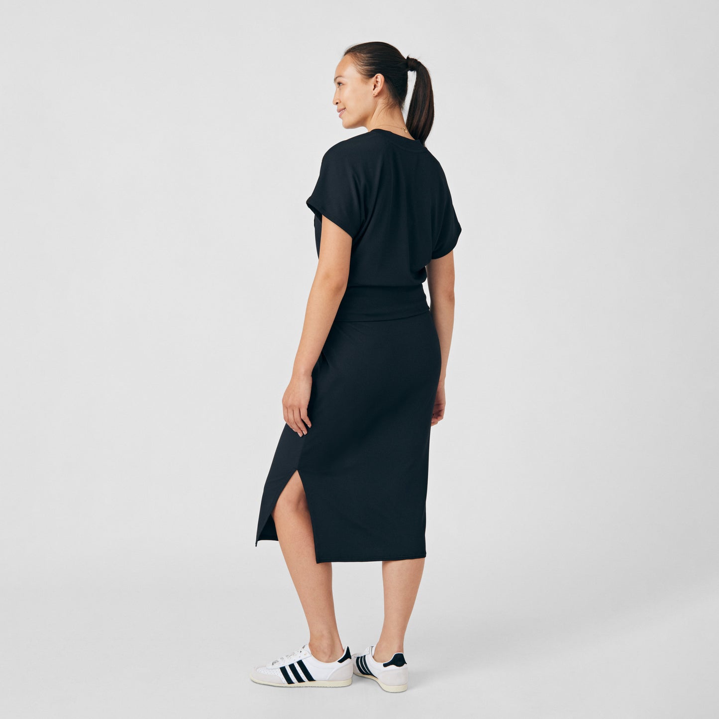 Forward 2-Pocket V-Neck Top  | Black