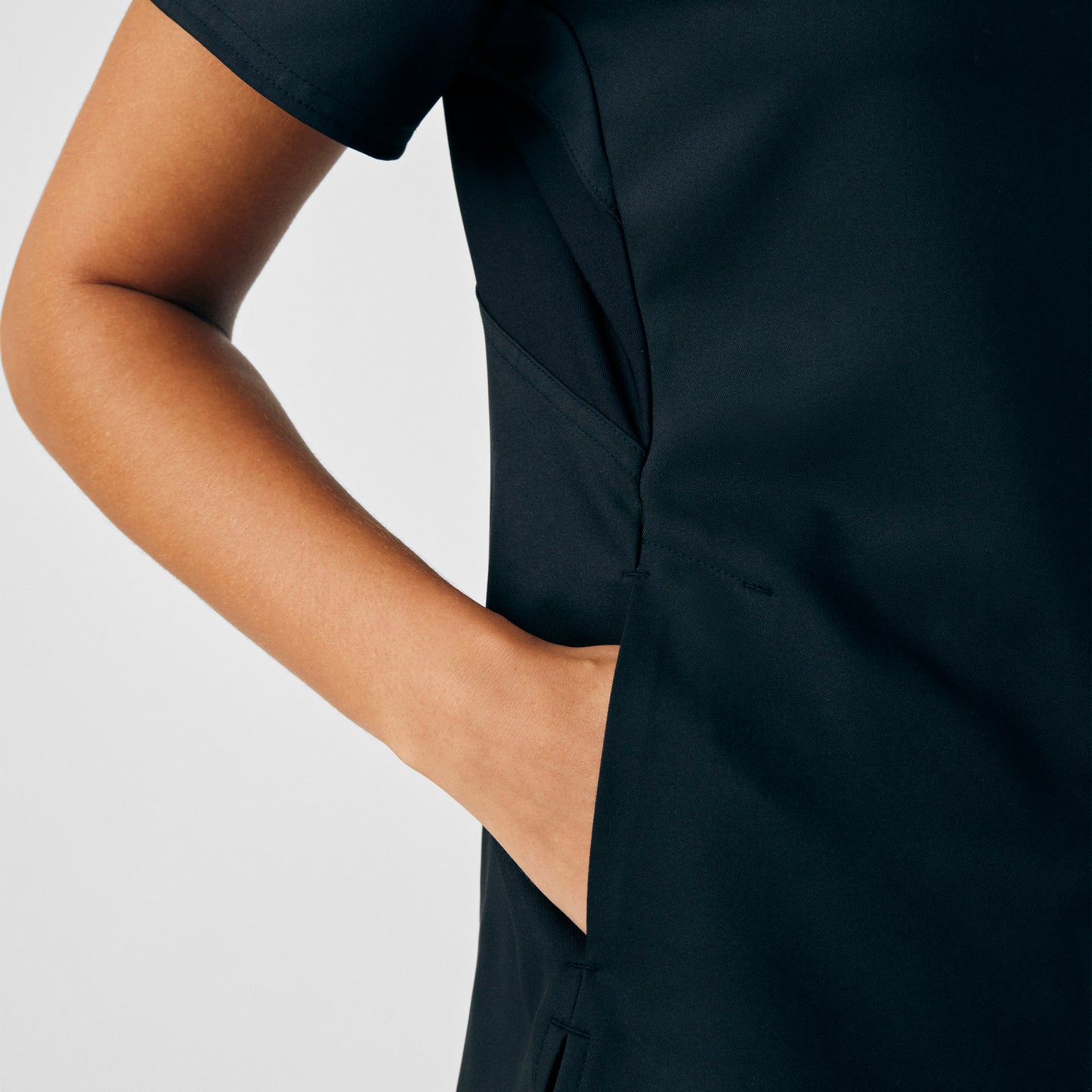 VIBE 2-Pocket V-Neck Top  | Black