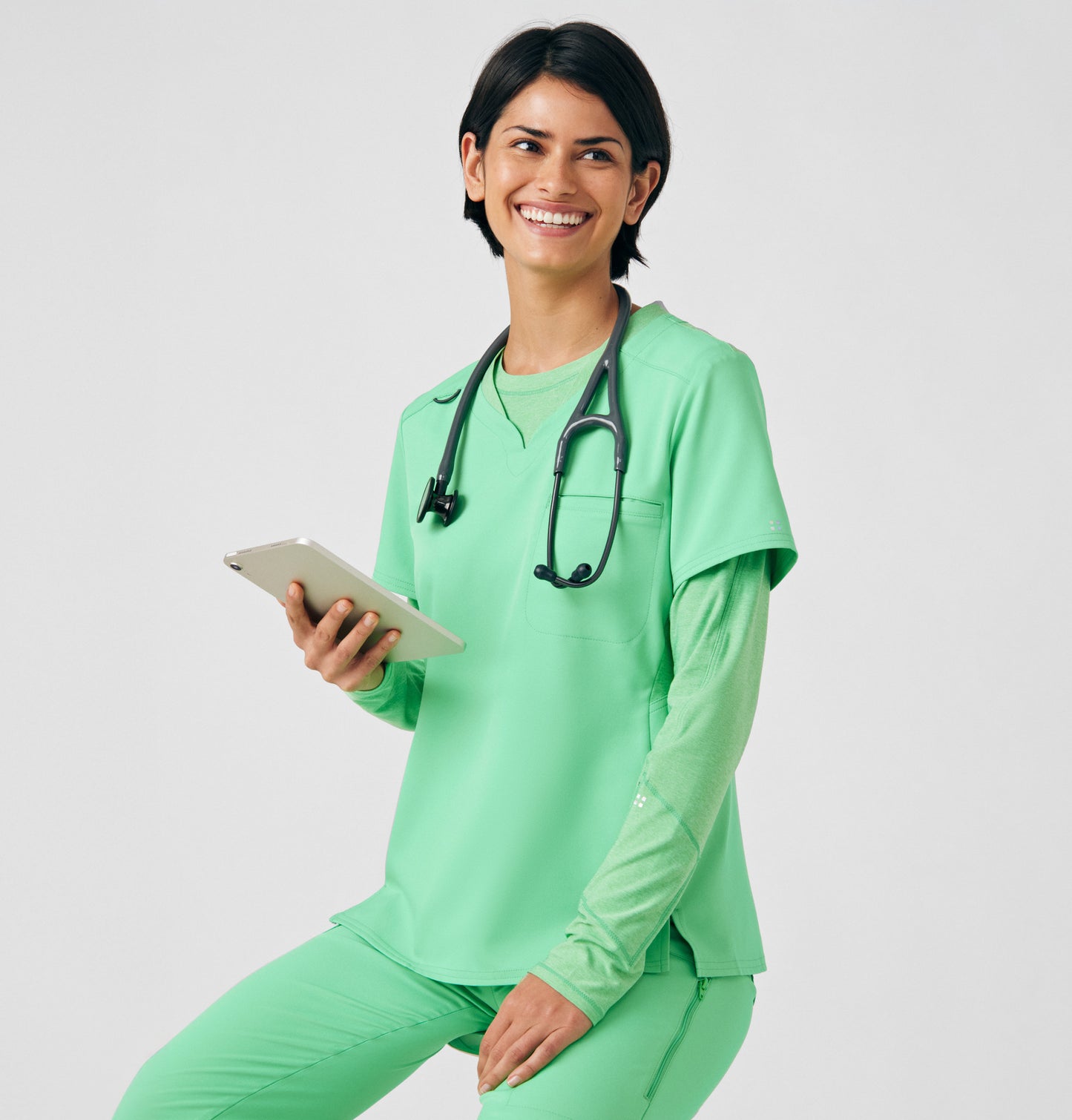 VIBE 2-Pocket V-Neck Top  | Mint Julep