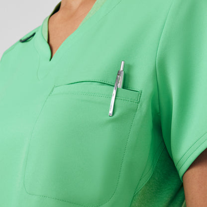 VIBE 2-Pocket V-Neck Top  | Mint Julep