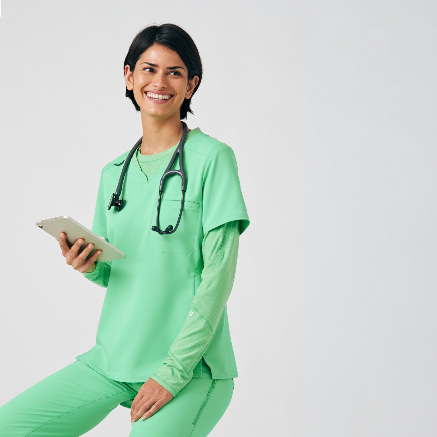 VIBE 2-Pocket V-Neck Top  | Mint Julep